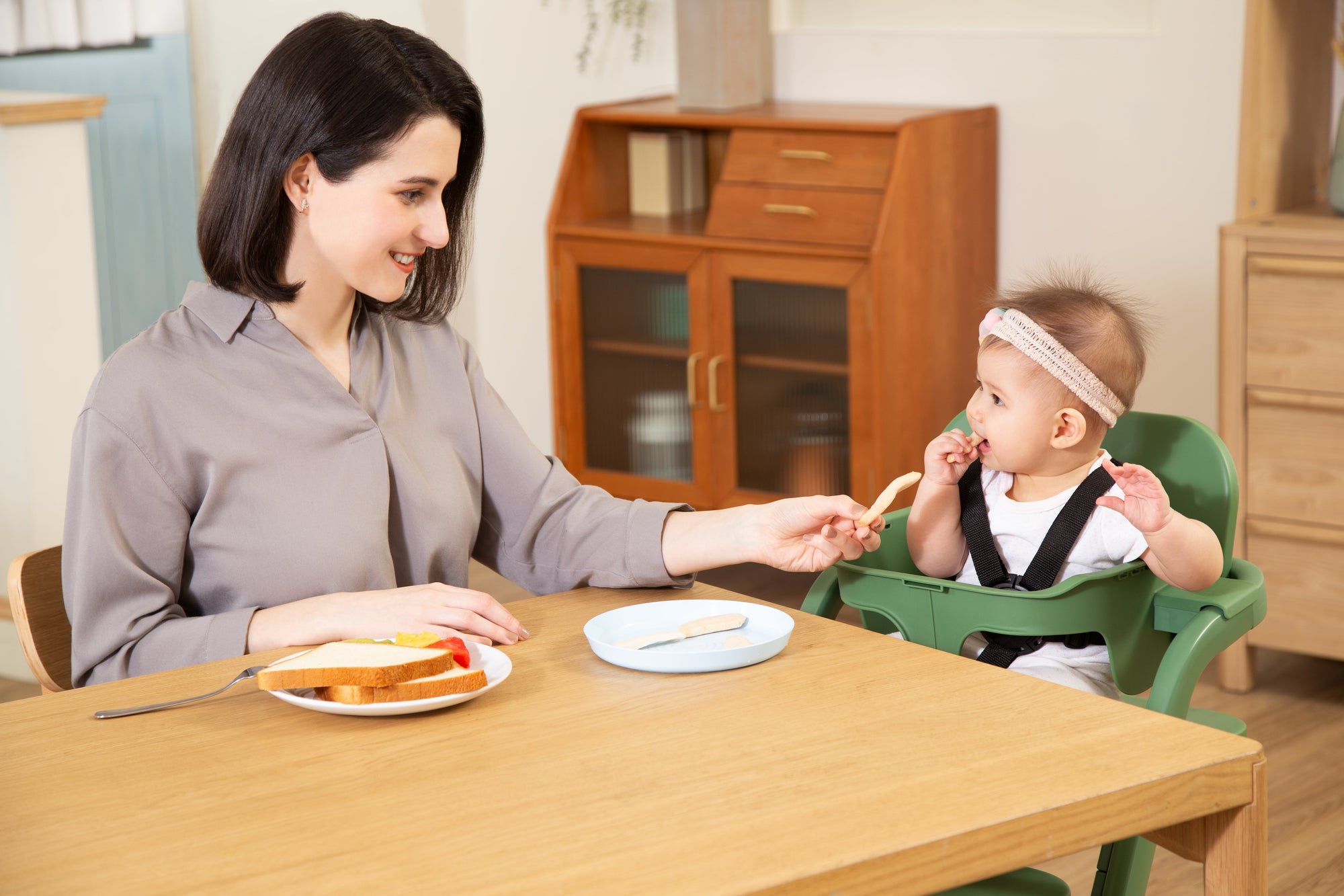 Do’s and Don’ts of Introducing Solids: A Parent’s Guide