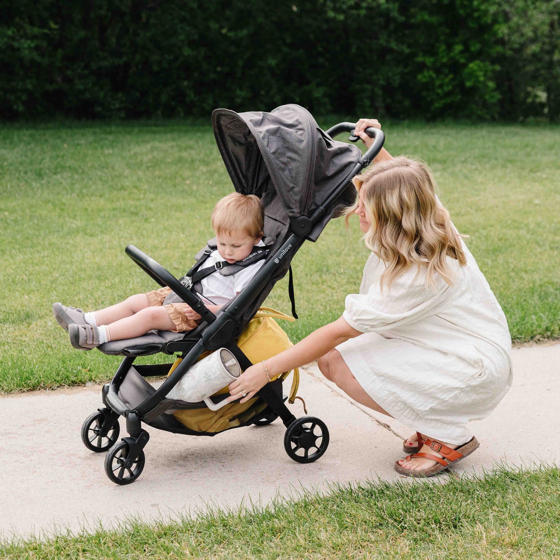 a toddler sit on the large storage space baby stroller